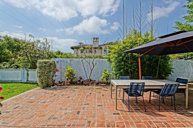 Building Photo - CHARMING & AIRY HOME W/ SPACIOUS FENCED YARD & LARGE 2-CAR GARAGE CLOSE TO SCHOOLS, SHOPPING & MI...