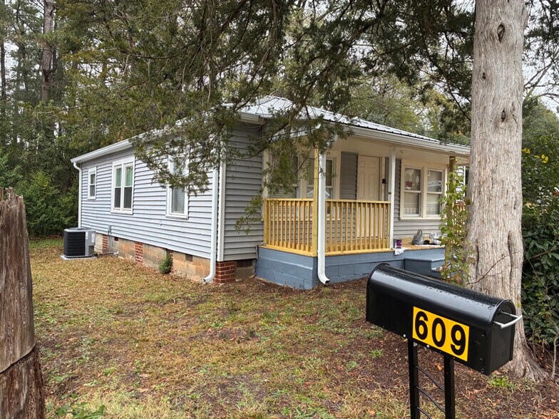 Building Photo - 609 Cedar St