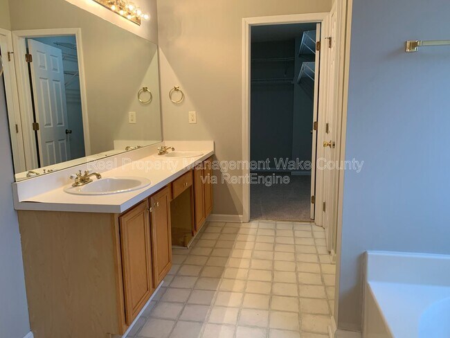 Building Photo - 400 Brierridge Dr