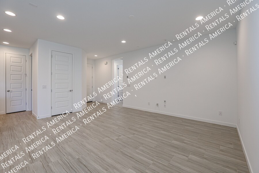 Building Photo - 9002 W Rancho Dr