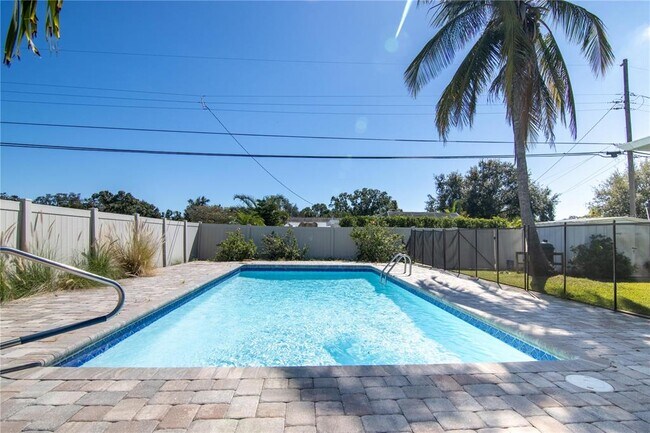 Building Photo - 600 43rd Ave NE