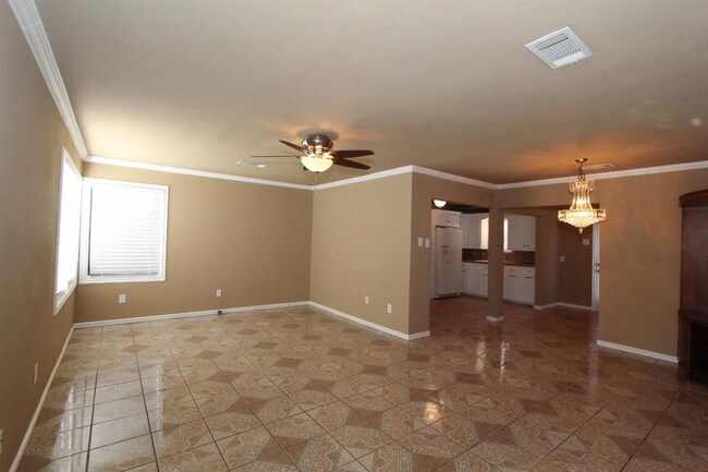 Building Photo - Centrally Located 2/1!