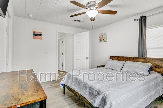 Building Photo - 185 Weiss Bluff Rd
