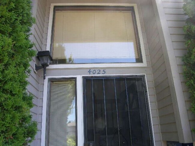 Building Photo - N Tacoma 3bdr 2.5 bath home w/ VIEW of Mt Rainer