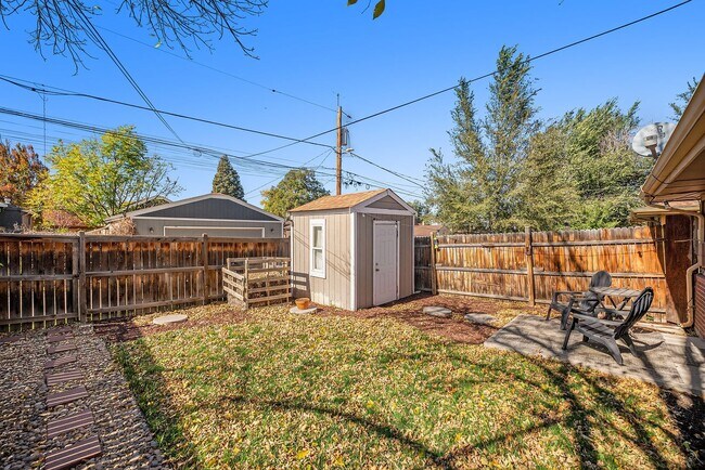 Building Photo - Updated 2 Bed 1 Bath Townhome in Clayton Neighborhood