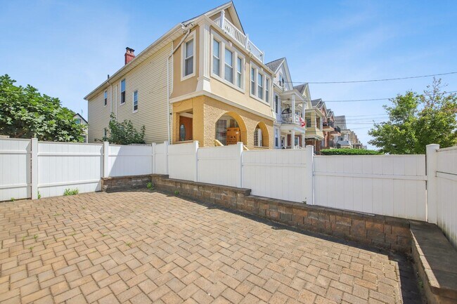 Building Photo - 314 Avenue B
