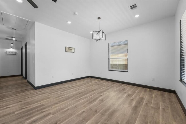 Building Photo - 210 Canary St