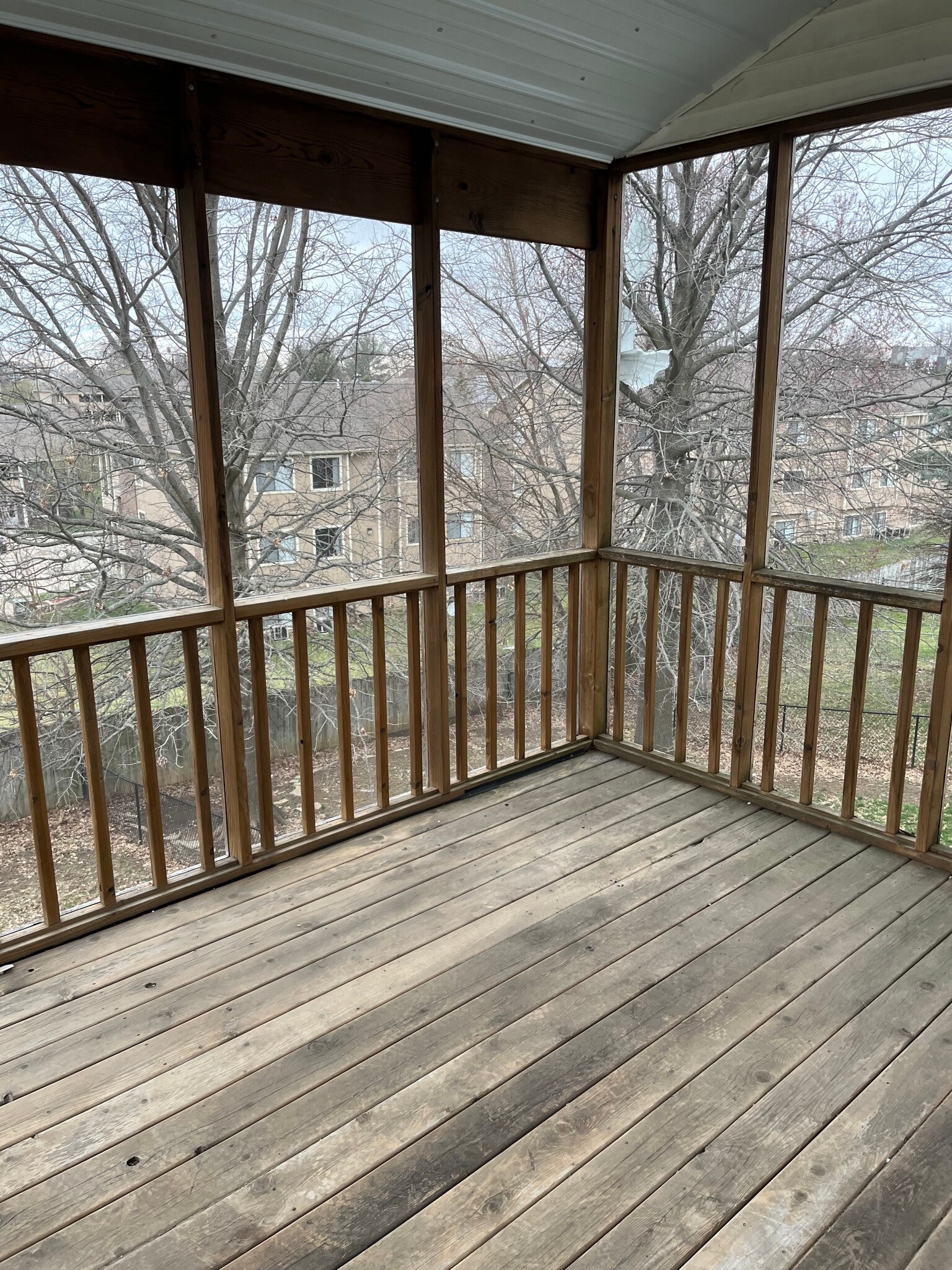 Main Floor Screened Porth - 984 22nd Ave
