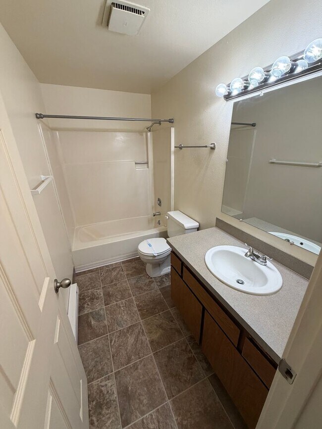 Building Photo - (858) Fox Fire - 2 Bedroom / 1 Bathroom