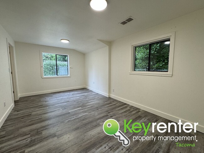 Building Photo - Fully Renovated 4-Bedroom Home with in Lak...