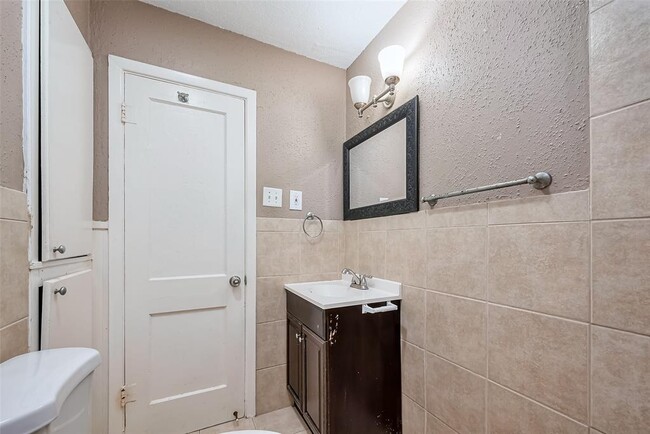 Building Photo - 418 E Witcher Ln