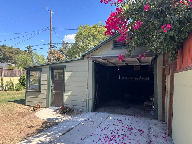 Building Photo - 930 N Fairview St