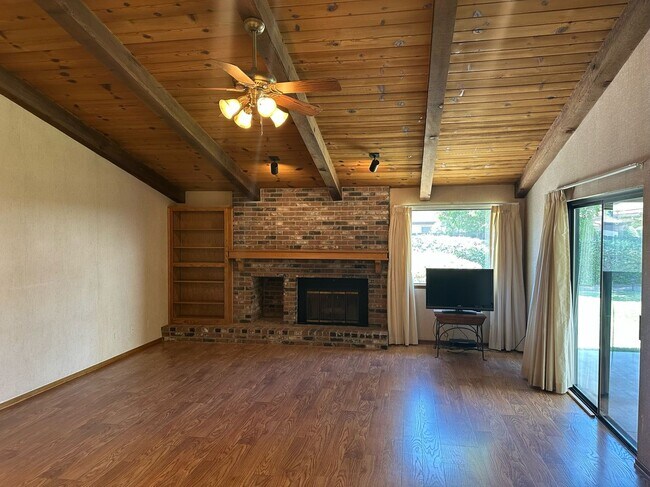 Building Photo - 475 E Mercedes Ave