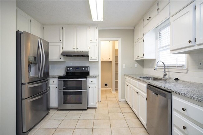 Building Photo - Spacious 3/2 Ranch Home w/ 2 Car Garage in Quiet Neighborhood