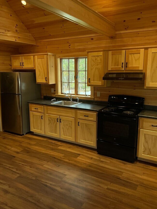 Building Photo - Quiet Country Living