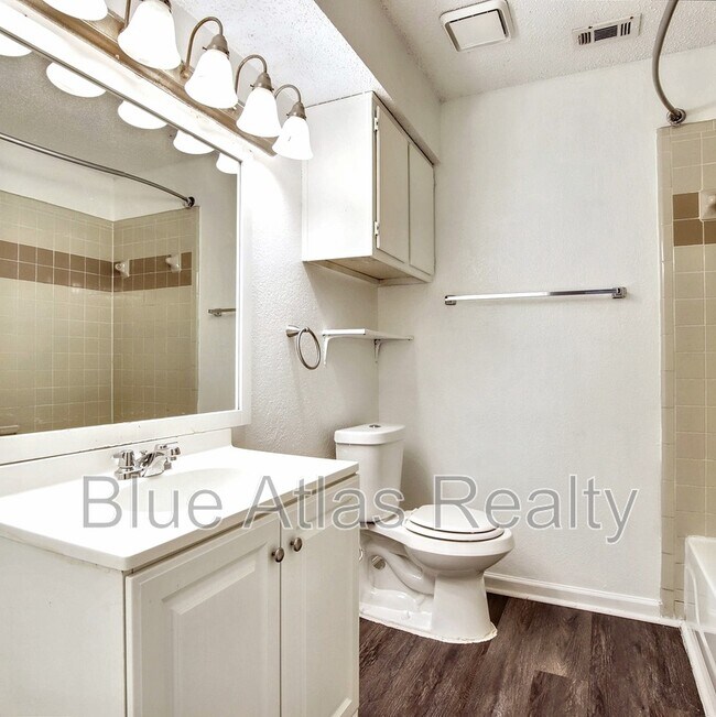Building Photo - 916 Hilltop Dr