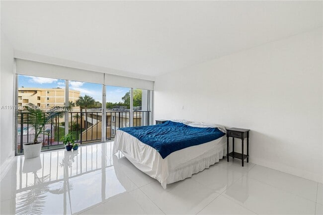 Building Photo - 9210 Fontainebleau Blvd