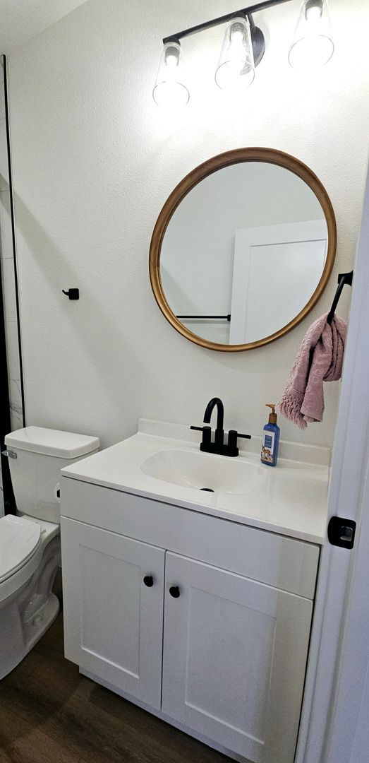 Building Photo - MOVE-IN SPECIAL! Recently Renovated 2 Stor...