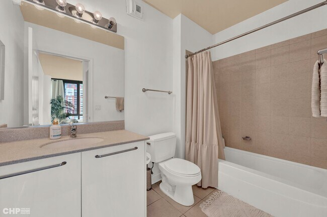 Building Photo - 450 E Waterside Dr