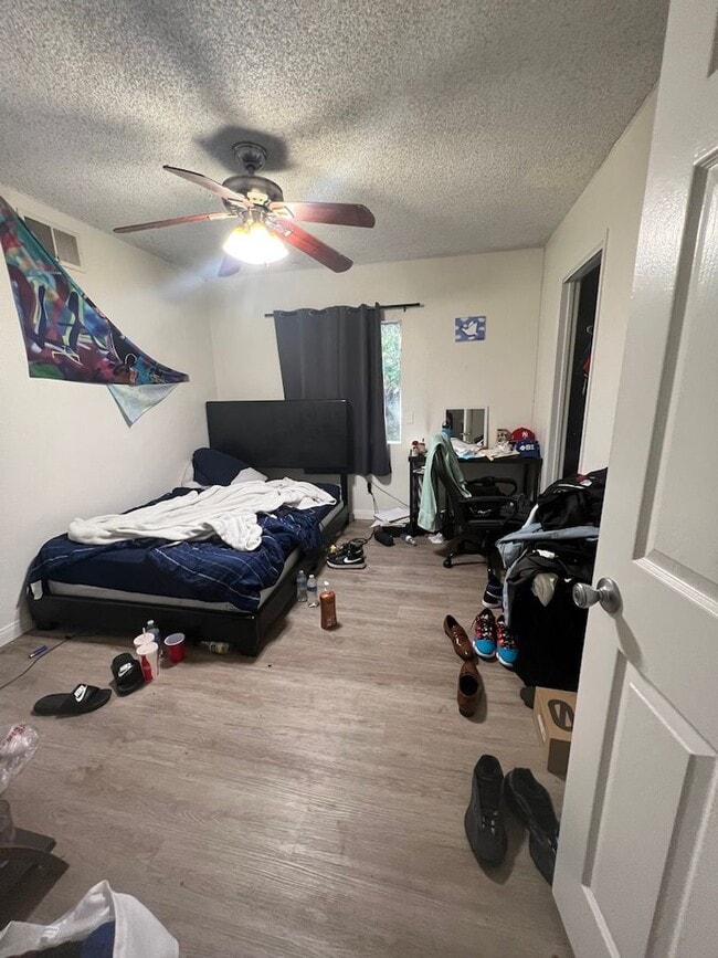 Building Photo - 6 Bedroom 3 Bathroom House on Corner lot- LARGE ROOMS