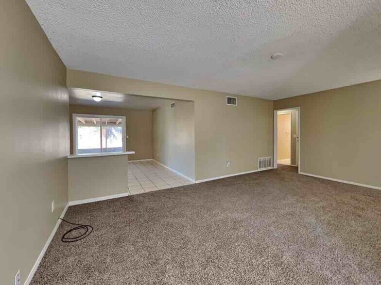 Building Photo - 10635 Magnolia Ave