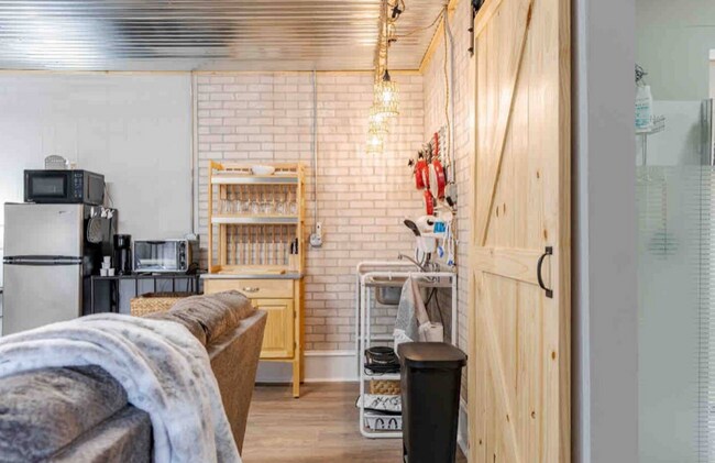 Building Photo - 404 N Washington St