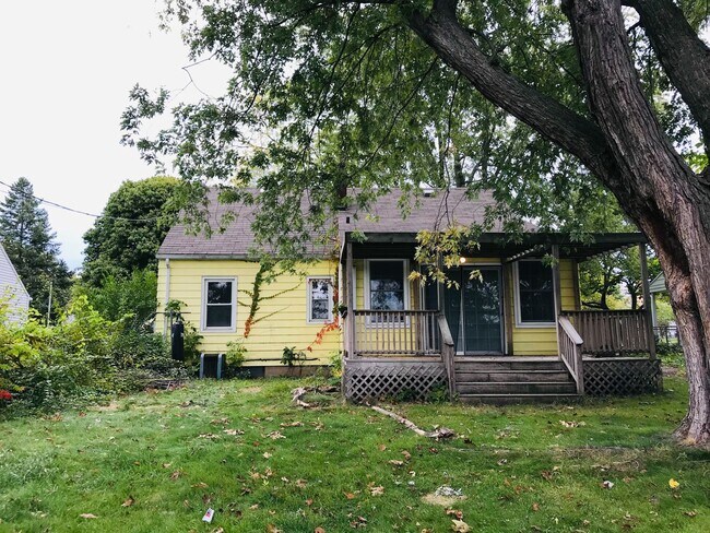 Building Photo - HOUSE CLOSE TO EVRYTHING YOU NEED.THIS HOME IS A MUST SEE!!!