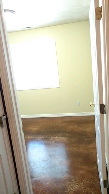Building Photo - 712 Meadowbrook Dr