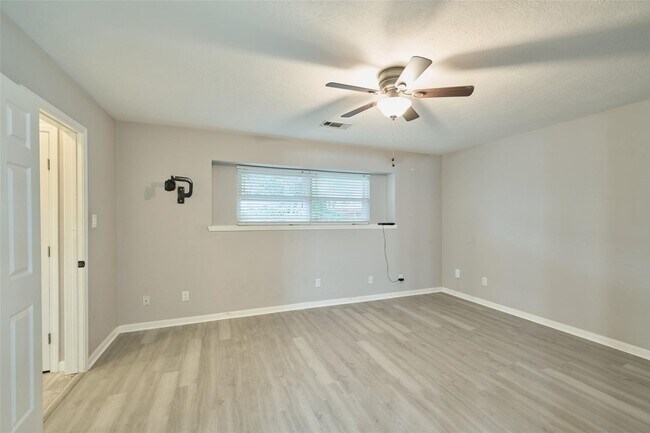 Building Photo - 725 River Plantation Dr