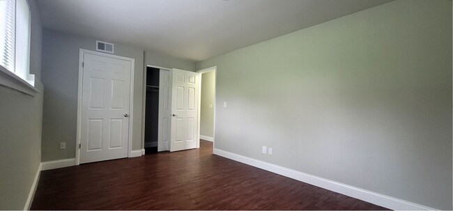 Building Photo - Beautiful Two Bedroom One Bath Apartment Home