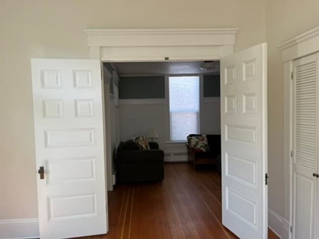Building Photo - 3 Bed 1 Bath Single Family Home Close to H...