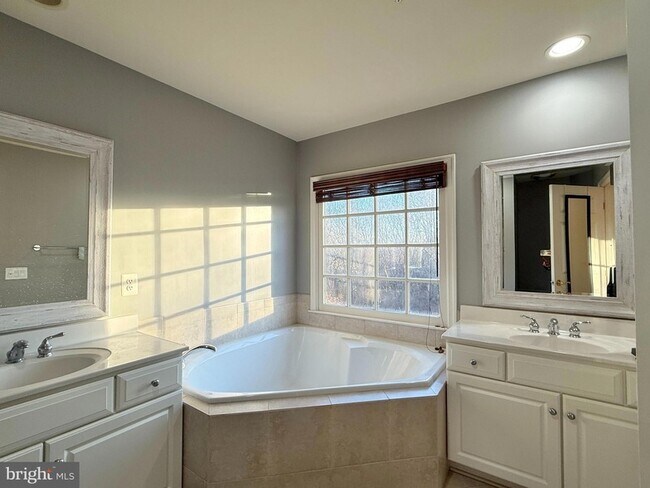 Building Photo - 819 Oak Knoll Terrace