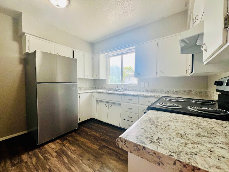 Kitchen - 215 Miriam Dr