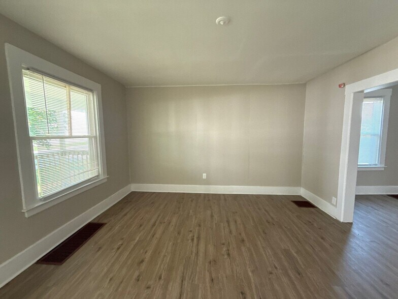 Building Photo - This beautifully updated 3-bedroom, 1-bath single-family home is ready for move-in!