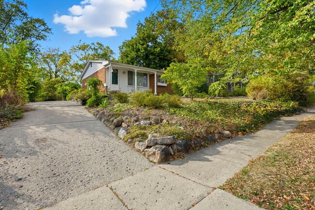 Building Photo - 9156 Elizabeth St