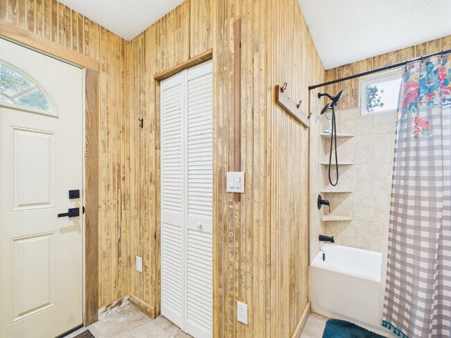 Building Photo - "Charming Furnished 1/1 in Stonewall, TX"