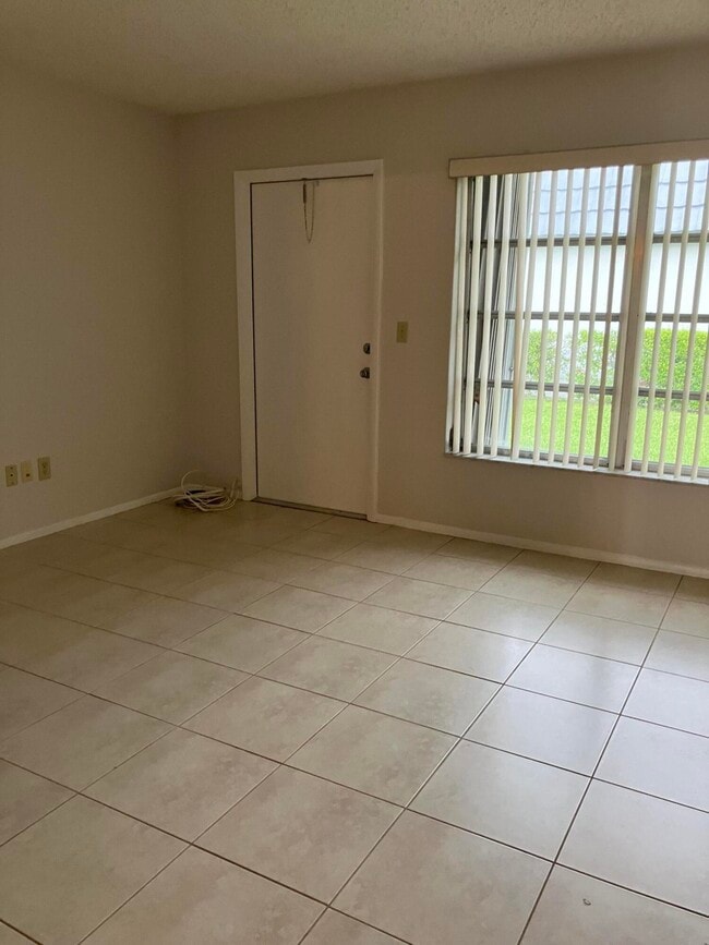 Building Photo - 2886 Fernley Dr E