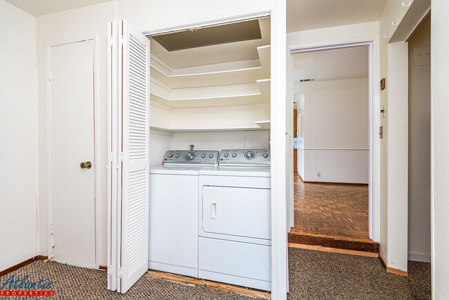 Building Photo - Beautiful Home | Attached ADU Suite | Desirable Location