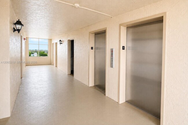 Building Photo - 250 Jacaranda Dr