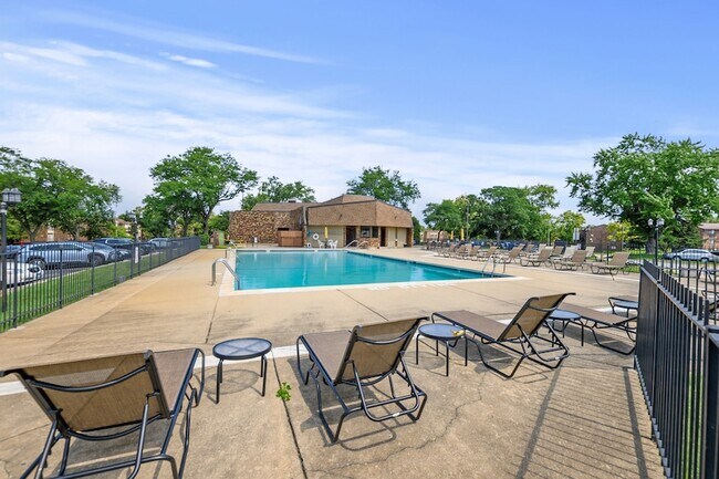 Building Photo - 2214 Country Club Dr
