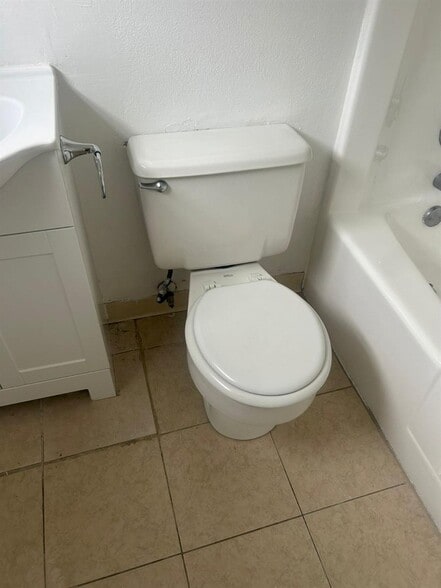 Building Photo - 5174 NE 6th Ave