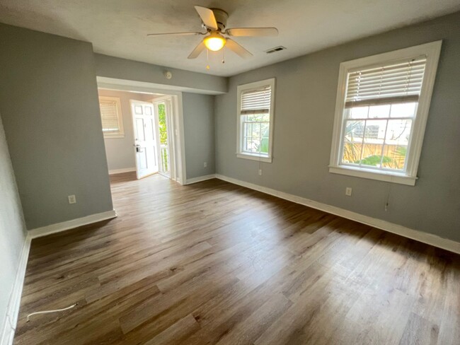 Building Photo - 3 Bedroom 1.5 Bath Apartment - Downtown Ch...