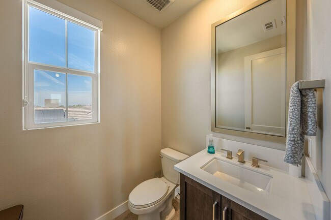 Building Photo - Altair Mansion, 24 Hour Guarded, 5Bed|6bath, Nearly 5000sqf