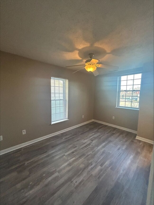 Building Photo - Large 3 Bedroom Townhome Available For Short-Term Lease! Brand New Flooring and Paint!