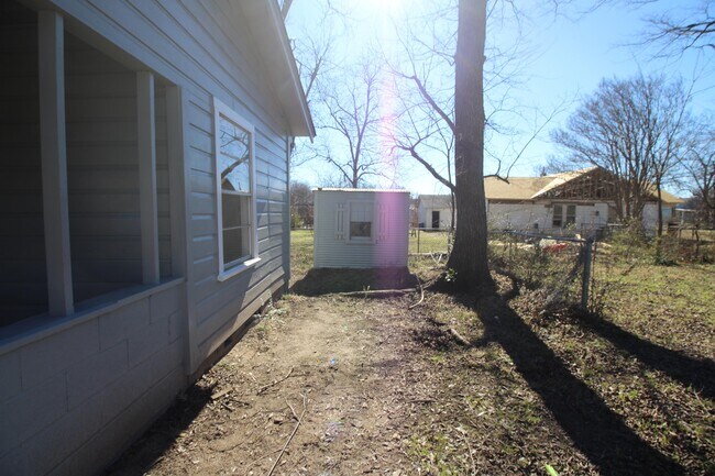 Building Photo - 605 W Hill St