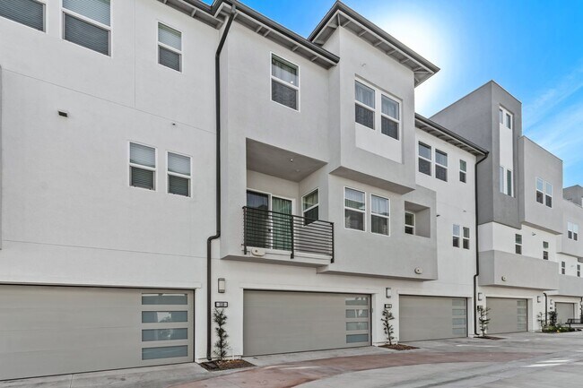 Building Photo - 1118 W Bushell St