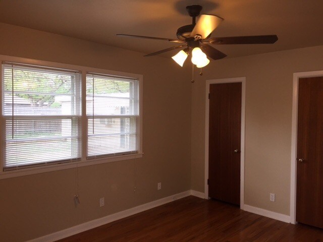 Building Photo - Huge Updated 4 Bedroom/2 Bath/2 Living Room House close to TTU - Available AUGUST