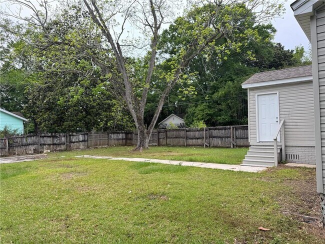 Building Photo - 900 Courtney St