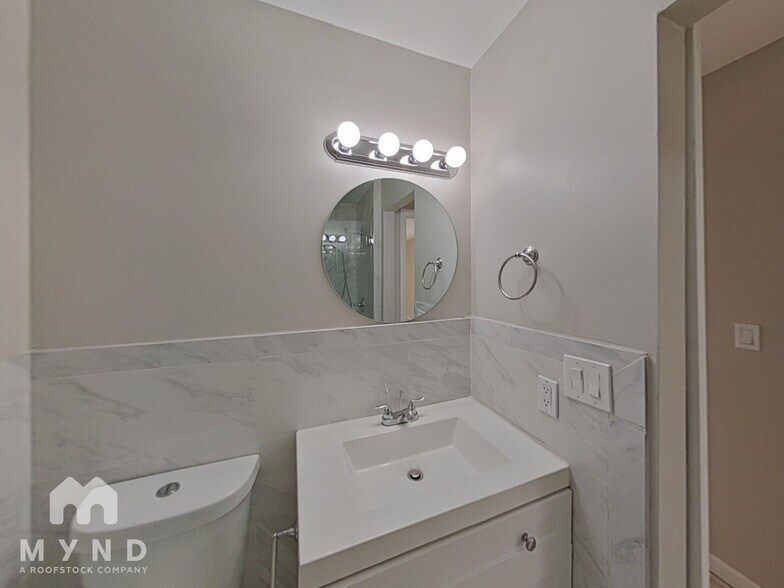 Building Photo - 1368 S Christy Ln