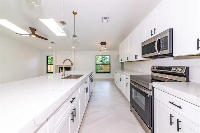 Building Photo - 1658 Ridgewood Ln